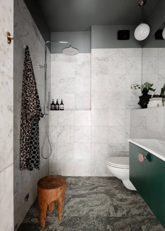 salle de bain marbre blanc et gris