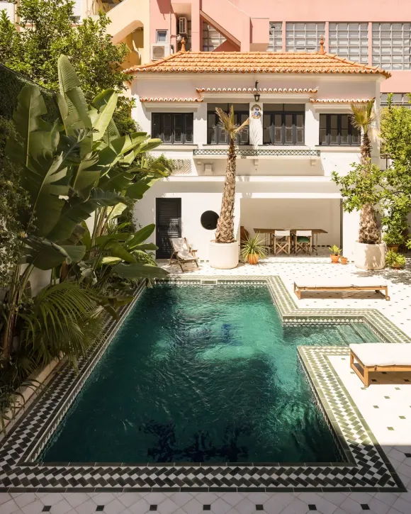 jardin avec piscine carrelée verte maison Portugal inspirée des riads Villa Branca