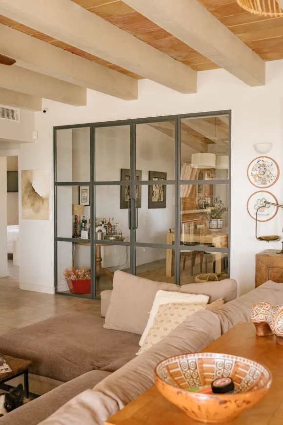 salon avec portes verrières décoration néo rustique