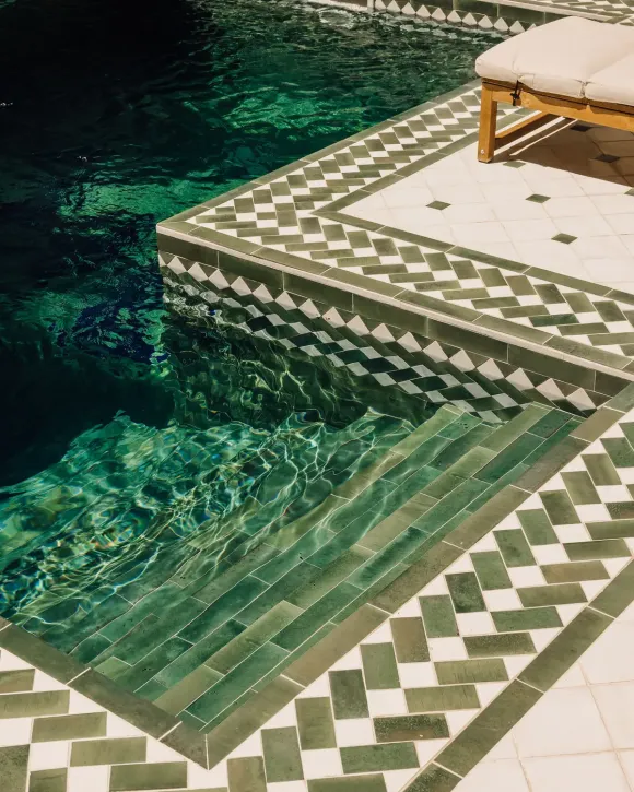 jardin avec piscine carrelée verte maison Portugal inspirée des riads Villa Branca