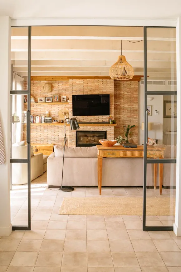 salon avec portes verrières décoration néo rustique