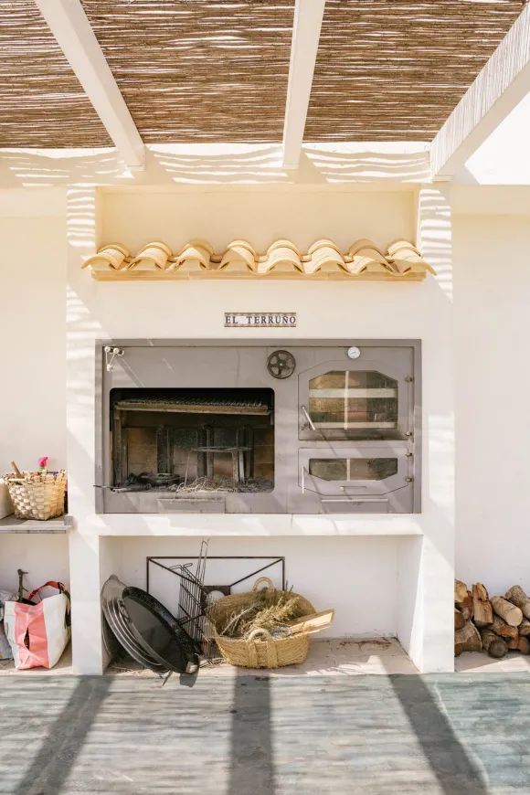 barbecue avec four à pizza maison de vacances espagnole