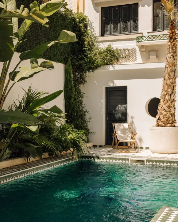 jardin avec piscine carrelée verte maison Portugal inspirée des riads Villa Branca