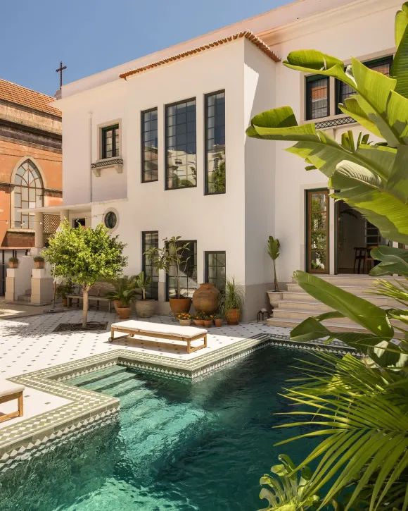 jardin avec piscine carrelée verte maison Portugal inspirée des riads Villa Branca