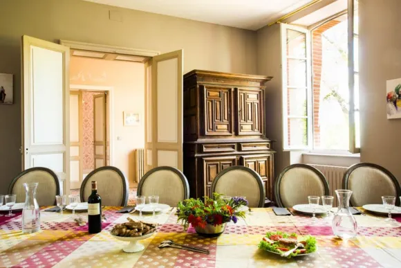 salle à manger décoration classique chic maison de maître dans le Tarn la Bastide des Tourelles